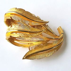 Vintage J.J Jonette Stylized Leaves Goldtone Signed Brooch Pin